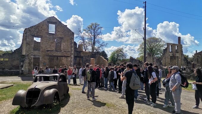 Arrêt devant la célèbre voiture du village 